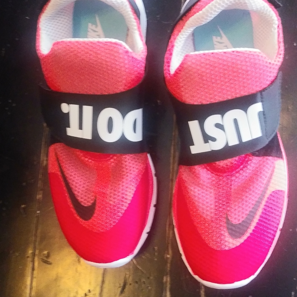 NIKE RUNNING SHOE